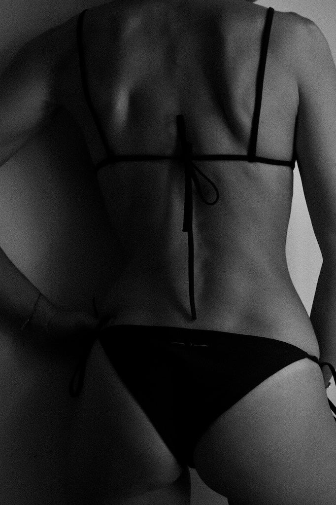 Nachhaltiger Damen Tie Side Bikini Slip in Anthrazit aus recyceltem italienischem Stoff, cheeky Schnitt und verstellbare Seitenbänder