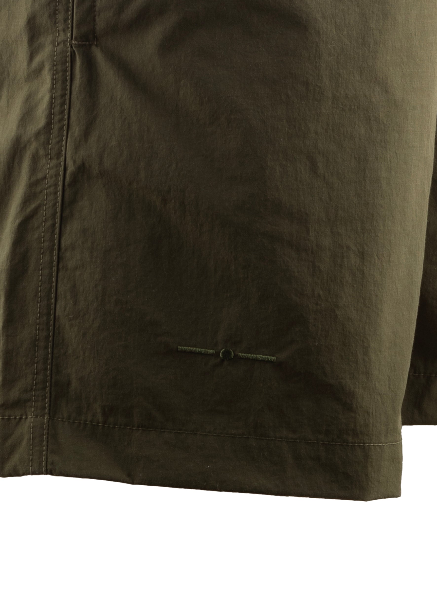 Nachhaltige Herren Badehose Oliv mit Kordelzug und Taschen. Recycelter, italienischer Stoff.