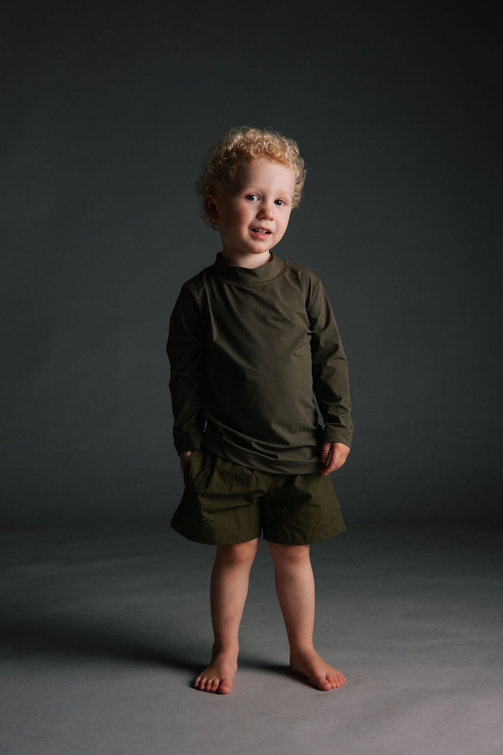 KIDS SUN TEE Nachhaltiges Kinder UV Shirt Rashguard in Oliv mit UPF 50+