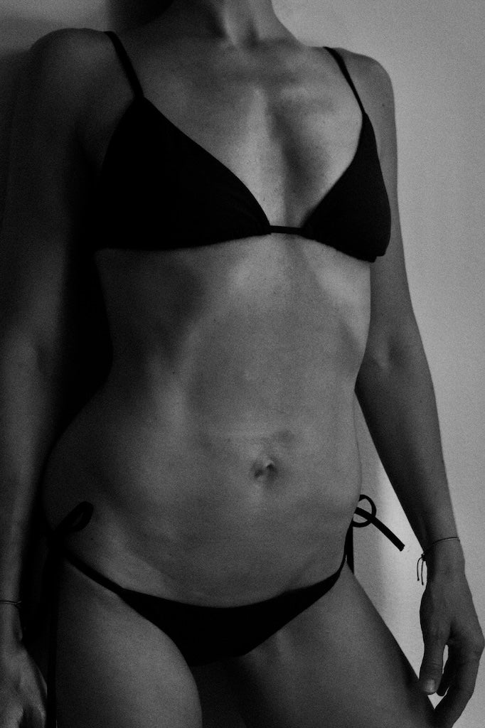 Nachhaltiger Damen Tie Side Bikini Slip in Anthrazit aus recyceltem italienischem Stoff, cheeky Schnitt und verstellbare Seitenbänder