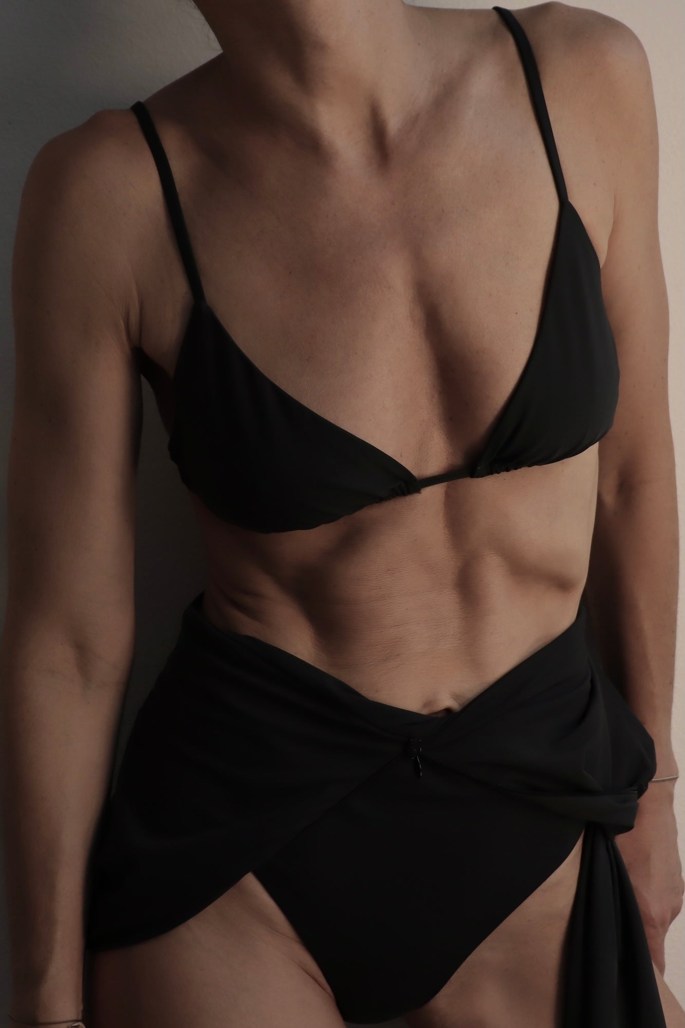 Nachhaltiges Damen Triangel Bikini Top/Oberteil in Anthrazit. Luxuriöse Haptik.