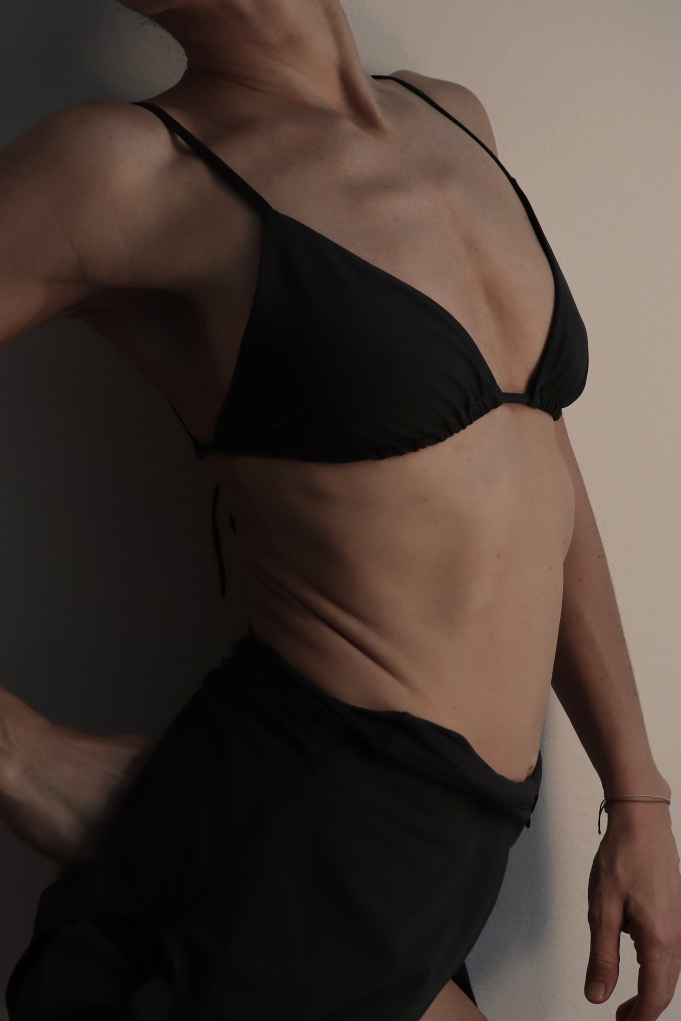Nachhaltiges Damen Triangel Bikini Top/Oberteil in Anthrazit. Luxuriöse Haptik.