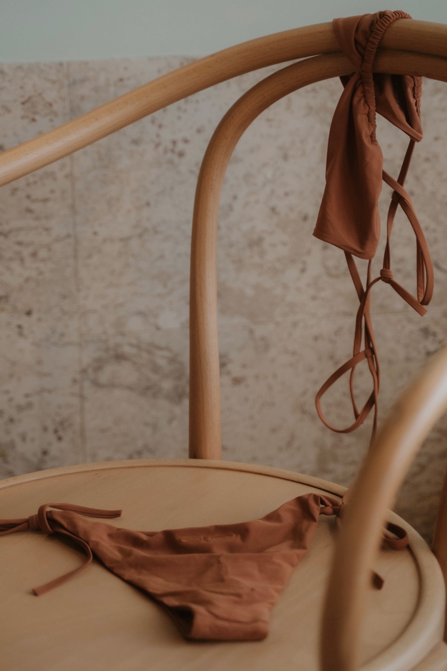 Damen Tie Side Bikini Slip in Terracotta aus recyceltem italienischem Stoff, cheeky Schnitt und verstellbare Seitenbänder