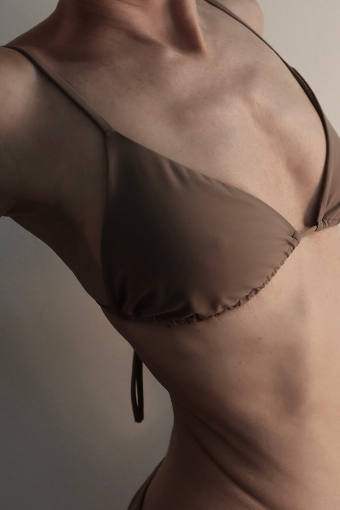 Nachhaltiges Damen Triangel Bikini Top in schlamm. Luxuriöse Haptik.