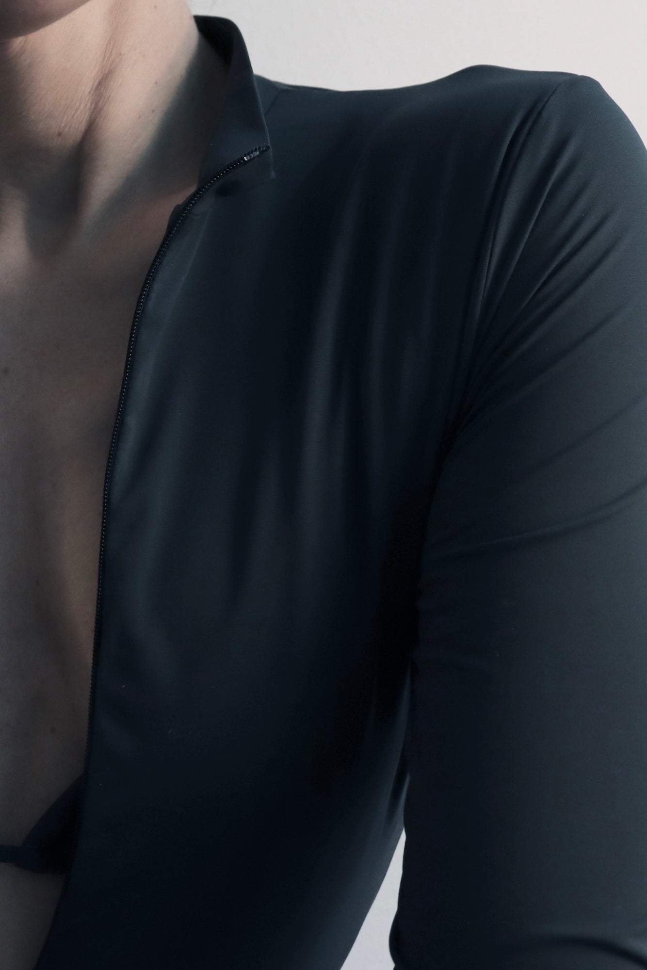 Nachhaltiger langarm Damen UV-Schutz Badeanzug Rashguard in Anthrazit aus recyceltem italienischem Stoff mit Zip und UPF 50+