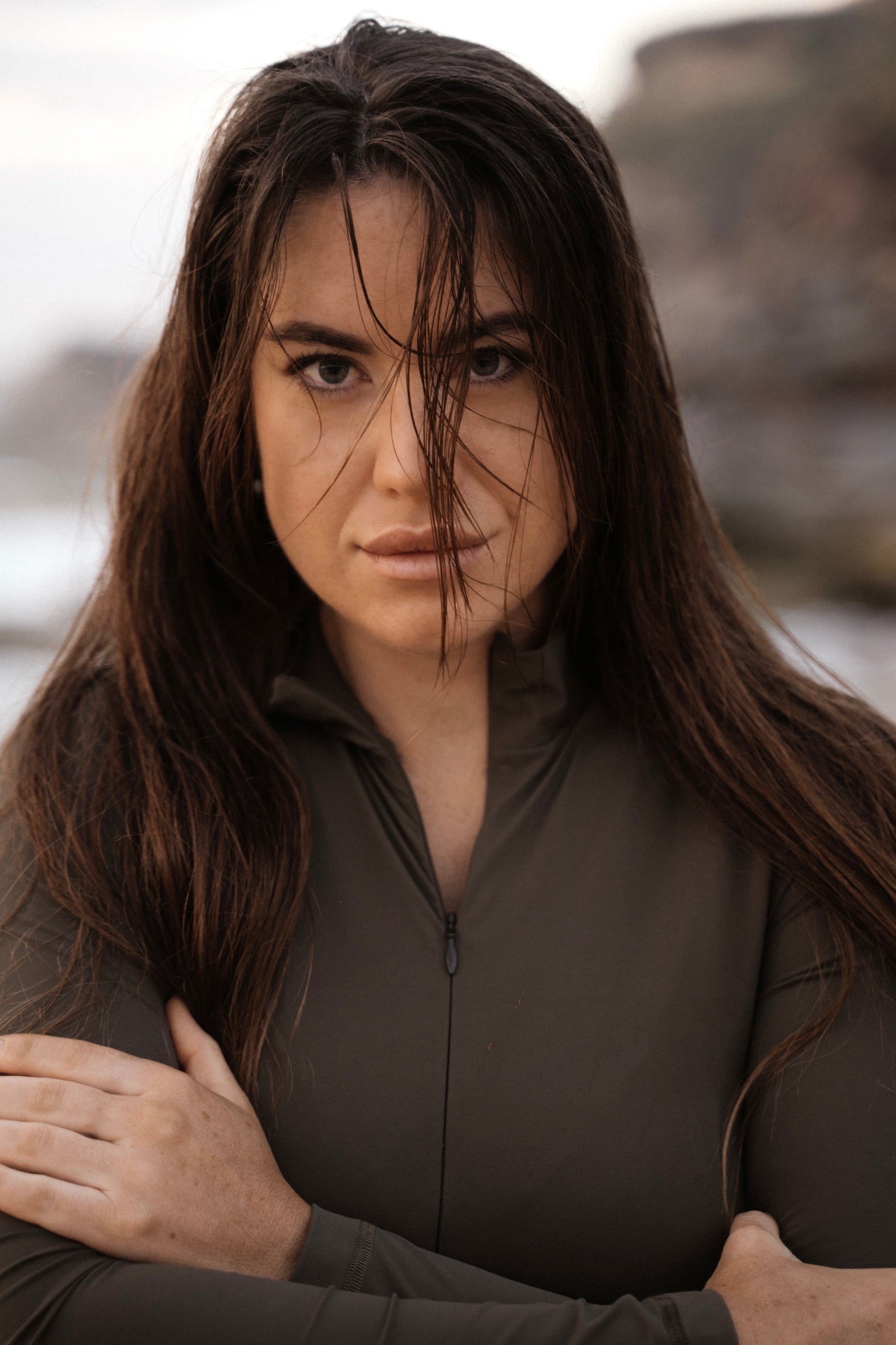 Nachhaltiger langarm Damen UV-Schutz Badeanzug Rashguard in Oliv aus recyceltem italienischem Stoff mit Zip und UPF 50+