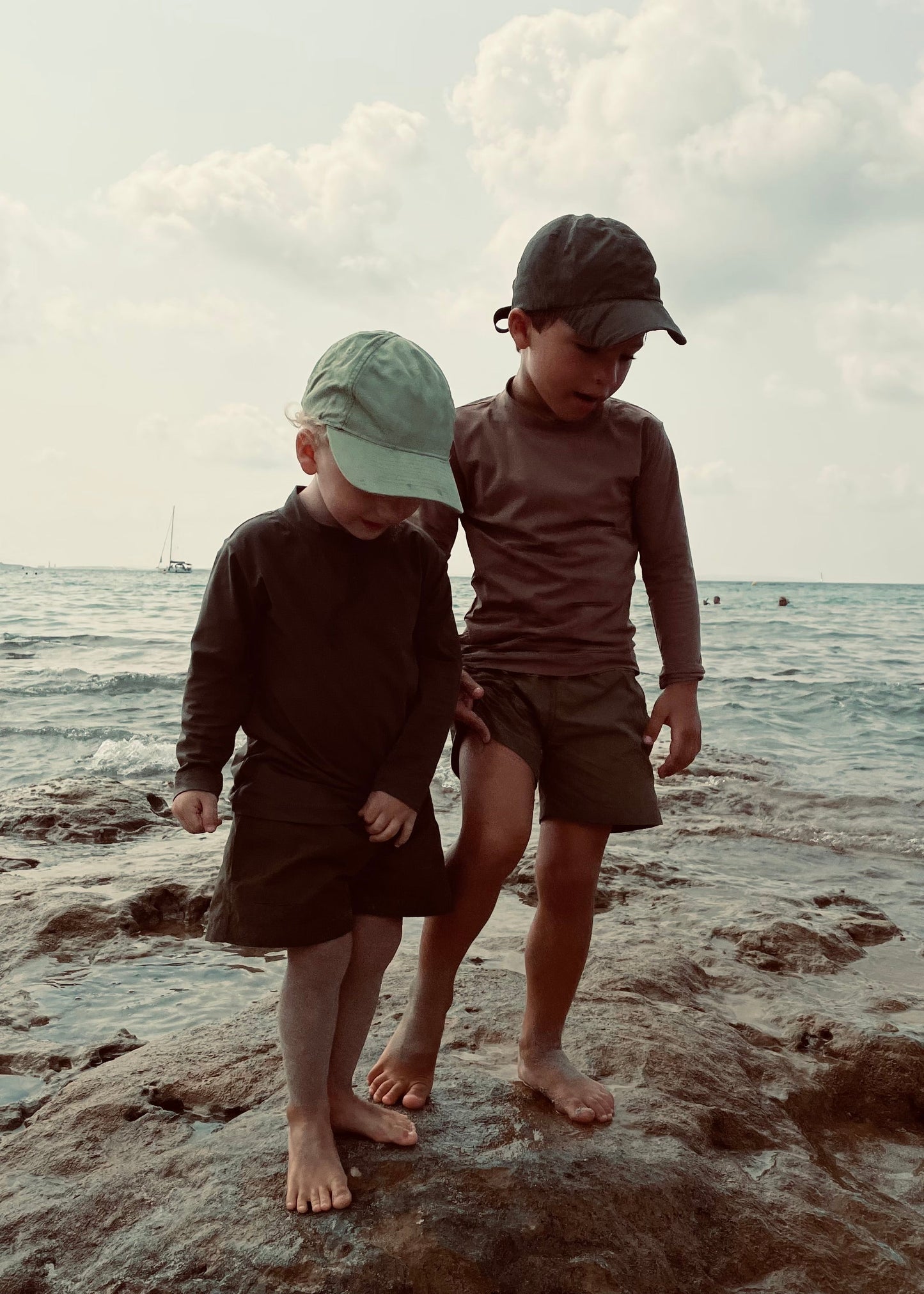 KIDS SUN TEE Nachhaltiges Kinder UV Shirt Rashguard in Oliv mit UPF 50+