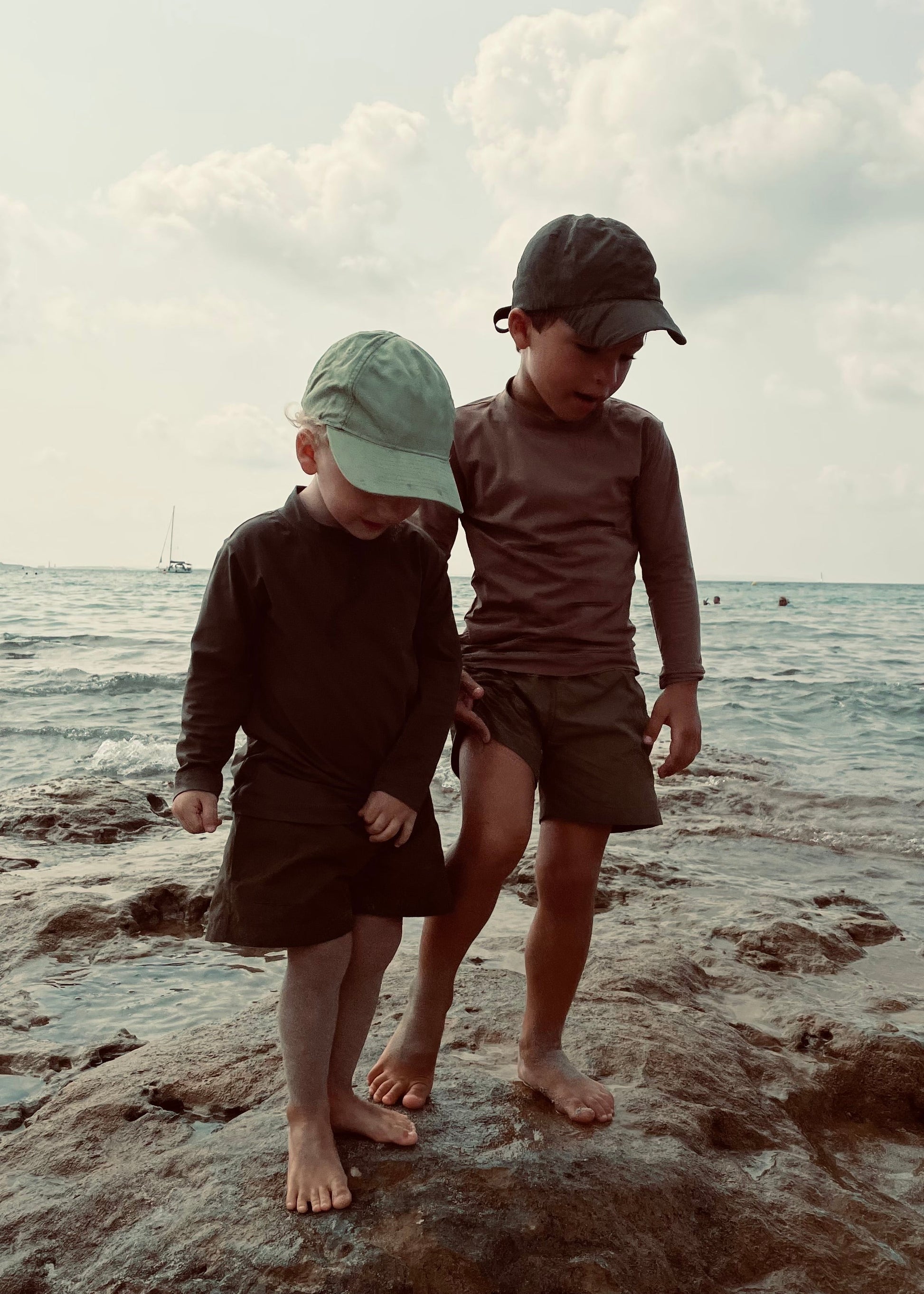 KIDS SUN TEE Nachhaltiges Kinder UV Shirt Rashguard in Oliv mit UPF 50+