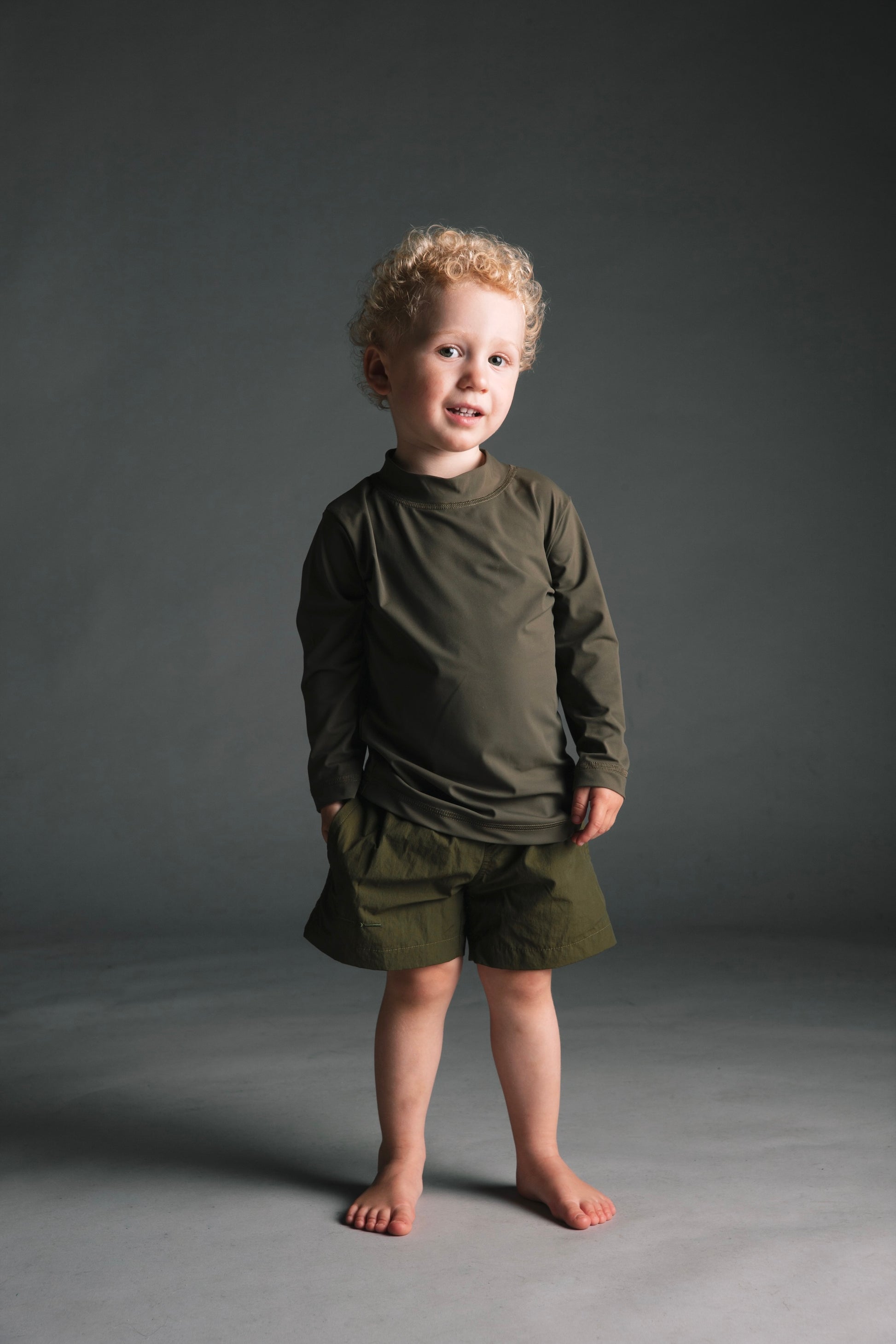 Nachhaltige Kinder Badeshorts Oliv mit Kordelzug und Taschen