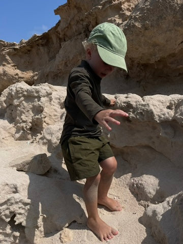 Nachhaltige Kinder Badeshorts Oliv mit Kordelzug und Taschen
