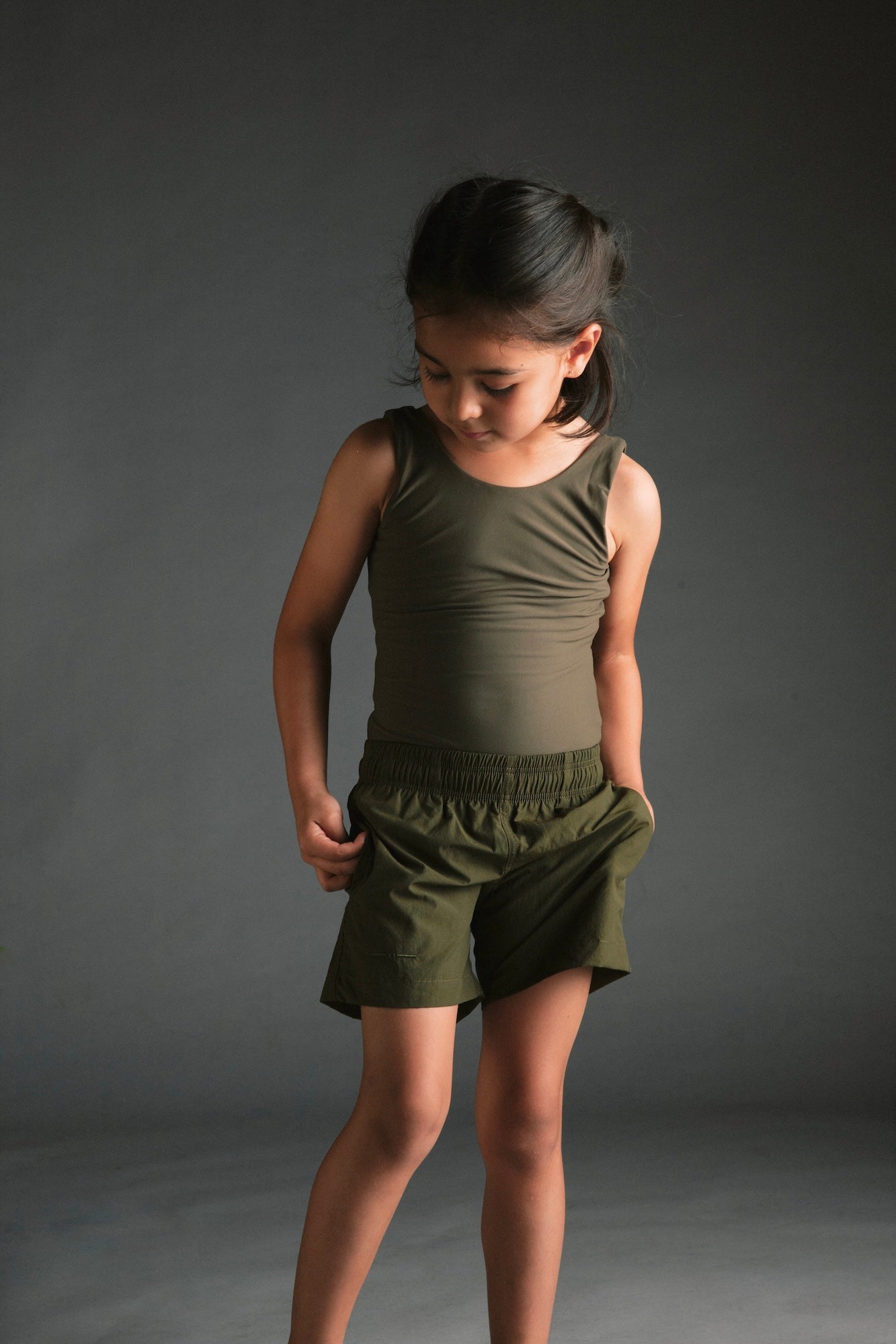 Nachhaltige Kinder Badeshorts Oliv mit Kordelzug und Taschen