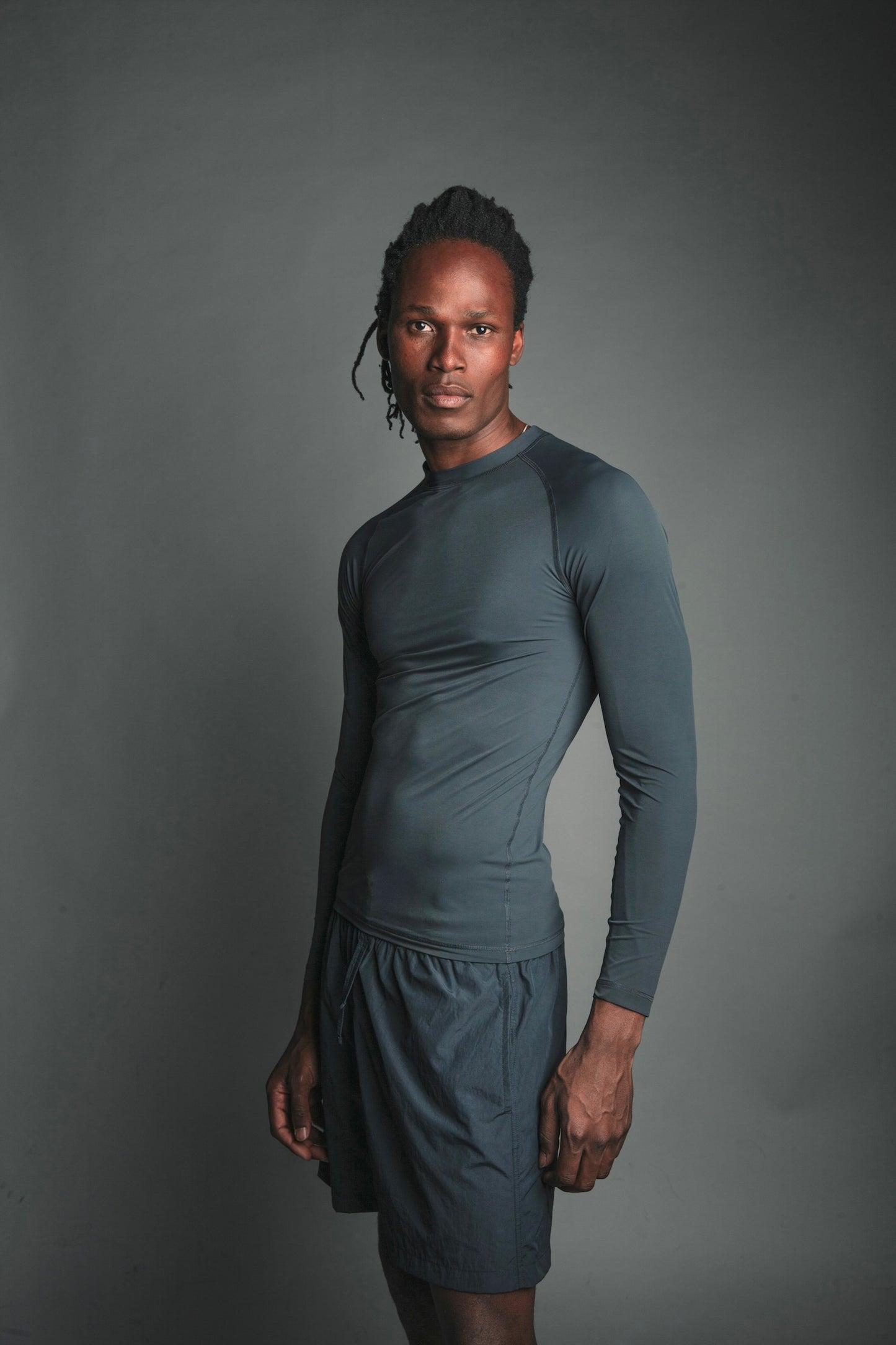 MENS SUN TEE Nachhaltiges Herren UV Shirt Rashguard in Anthrazit mit UPF 50+