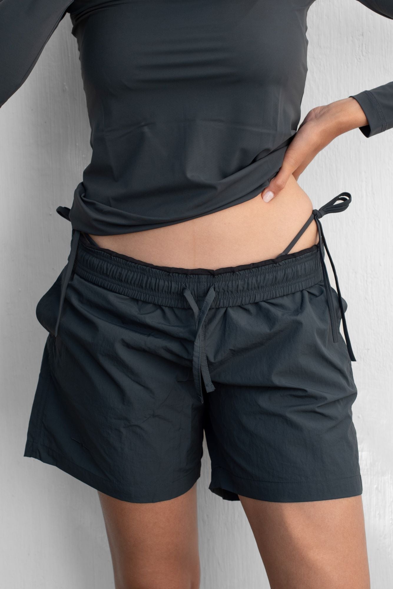 Nachhaltige Herren Badehose Anthrazit mit Kordelzug und Taschen. Recycelter, italienischer Stoff.